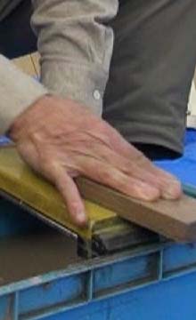 砥面直し:砥石の表面を直す